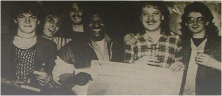 Caption: Edwin Starr with One On One – the 1986 Battle of the Bands winners. Edwin and Andy Malkin are pictured with the £50 free recording time cheque presented by Expresso Bongo.